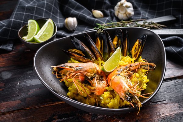 What's the Best Method for Preparing a Delicate and Flavorful Spanish Seafood Paella?
